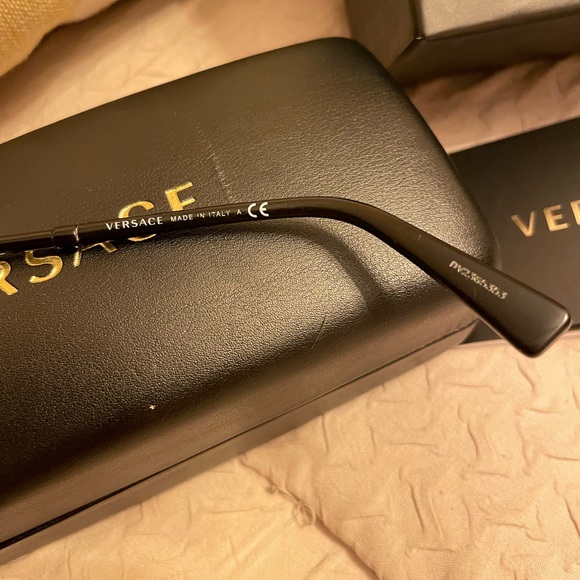 Versace Oversized Sunglasses 100% Authentic. - Picture 6 of 8